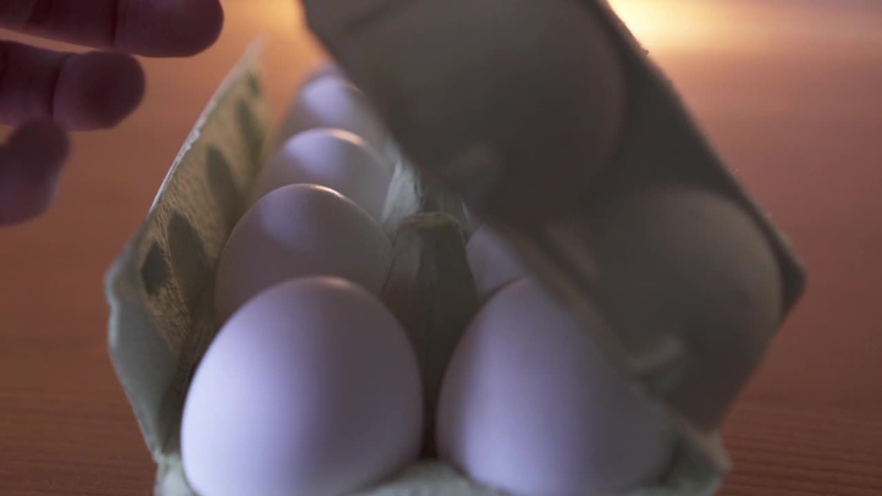 纸板箱里的鸡蛋。用纸制鸡蛋容器盛新鲜的生鸡蛋视频下载