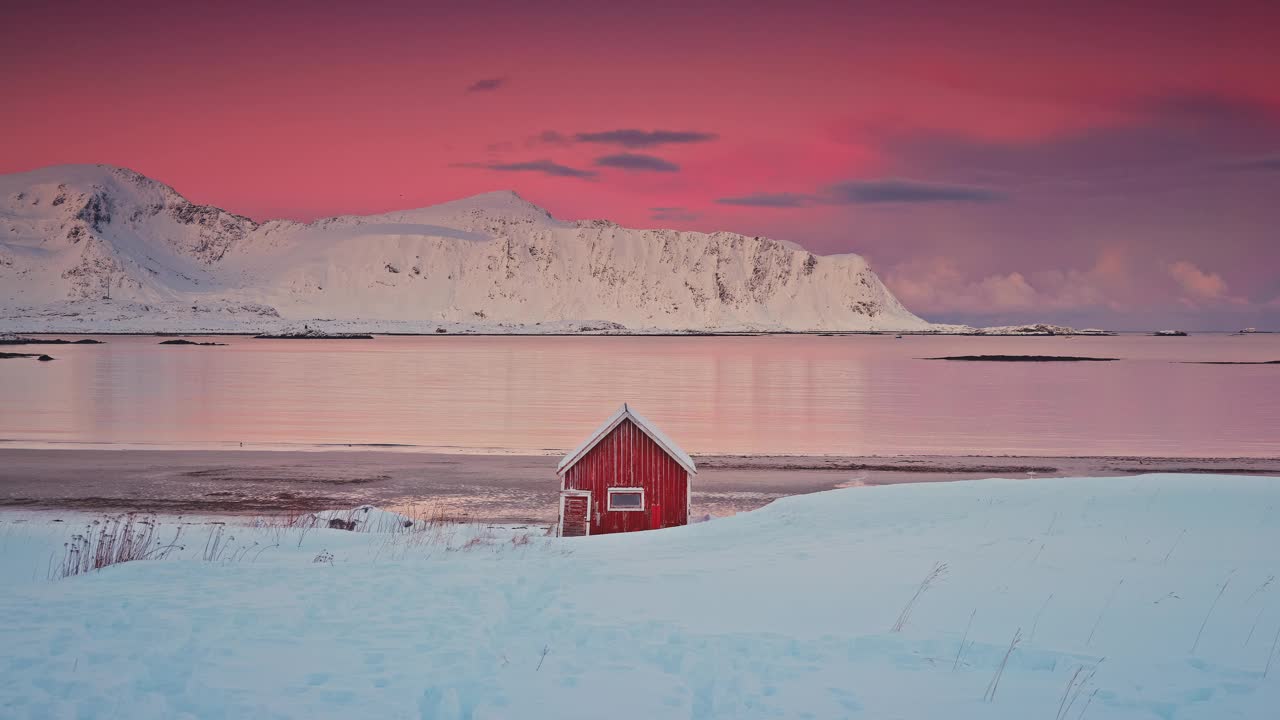挪威罗弗敦群岛的海滩、海岸和山脊上的北欧红房子的彩色日落冬季景观视频下载