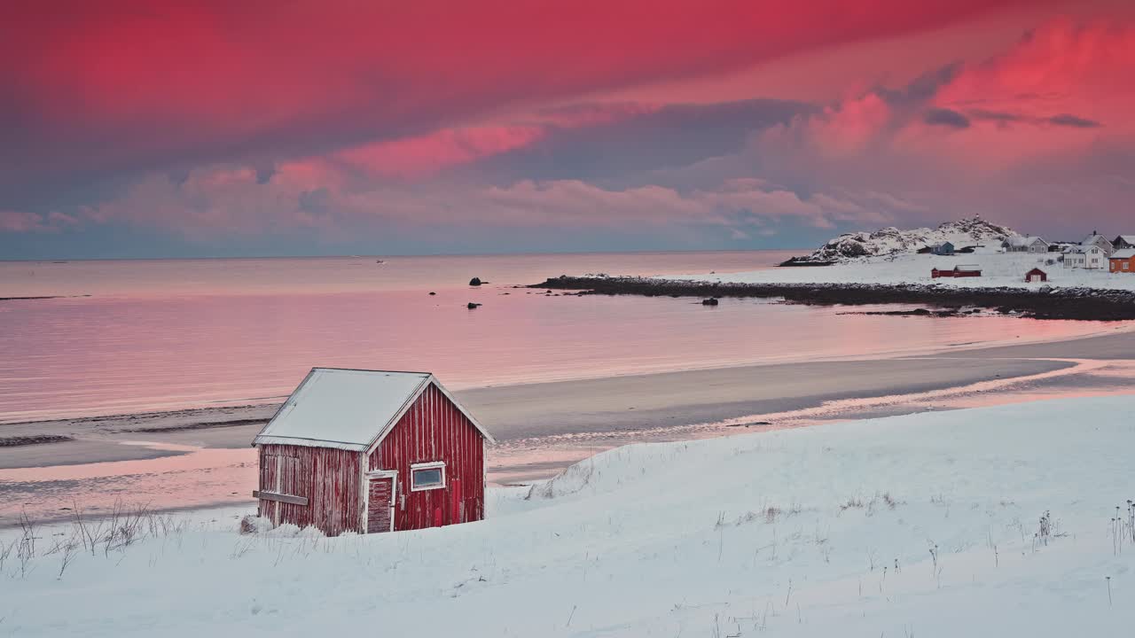 挪威小屋红房子在海岸的拉姆贝格罗弗敦群岛，挪威，冬季景观视图视频下载