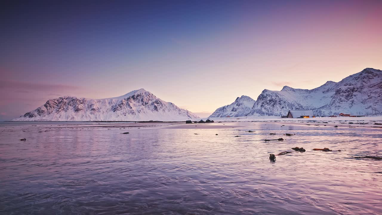 风景日落冬季景观冻结的岩石海洋海岸线与冰雪覆盖的山脉丘陵罗弗敦群岛，挪威视频下载