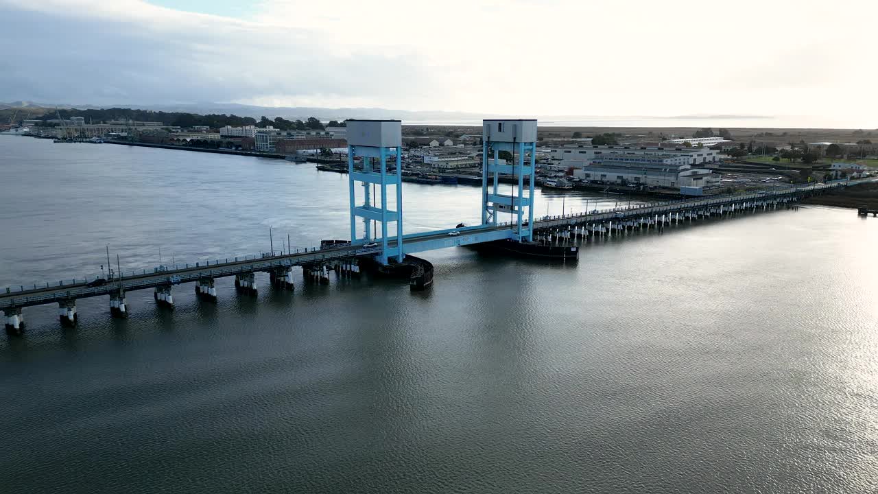连接Vallejo CA和Mare岛的旧吊桥视频下载