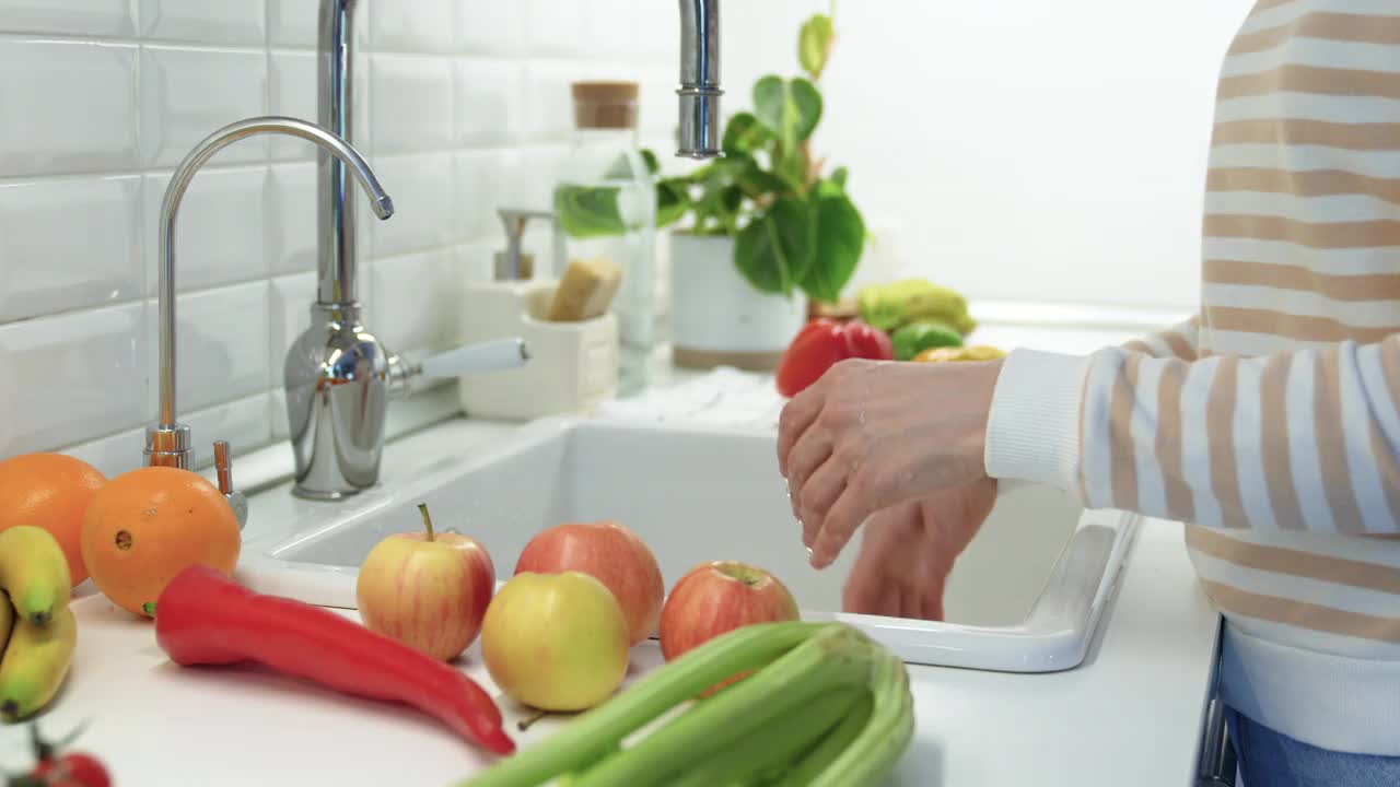 清洗新鲜水果和蔬菜，红辣椒面用于沙拉。天然营养成分视频下载