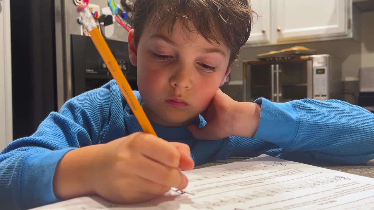 小男孩在家厨房做作业视频下载