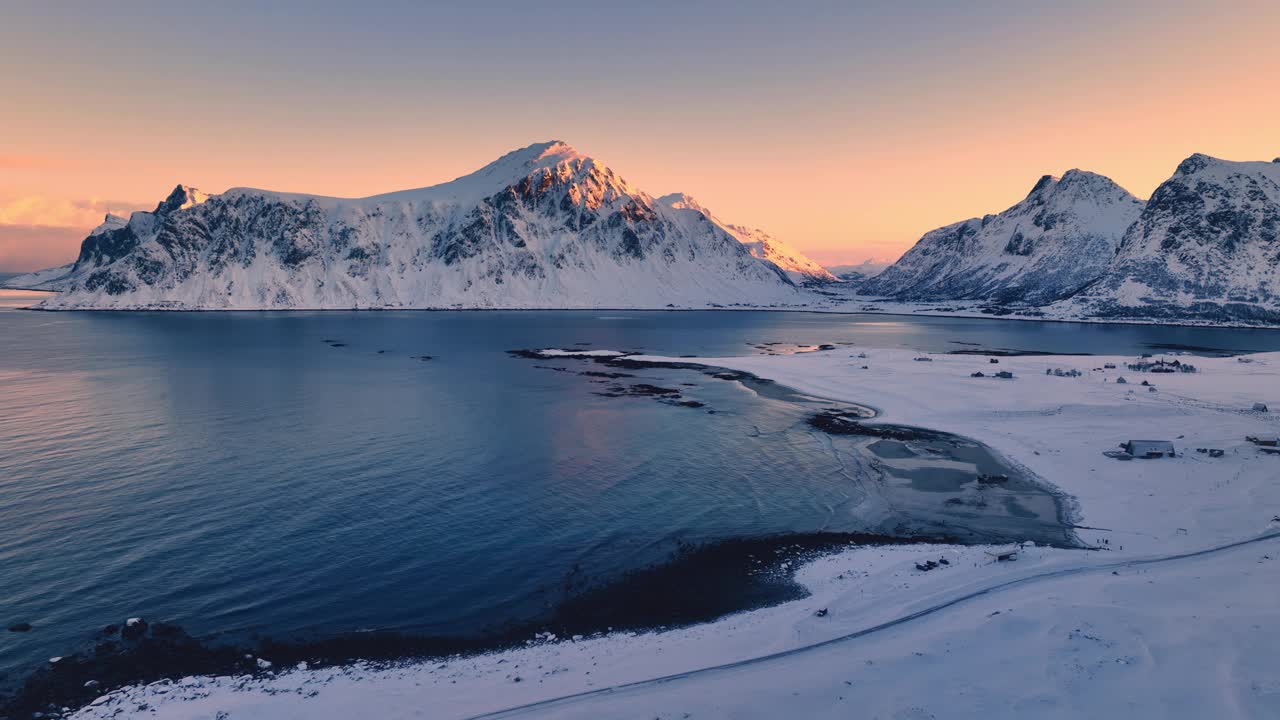 挪威罗弗敦群岛乌塔克莱夫海滩的冬季海景和山脉视频下载