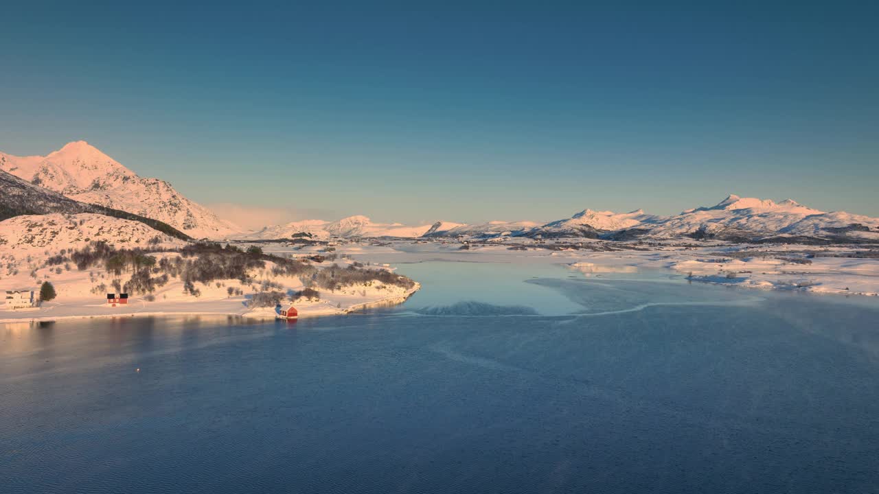挪威罗弗敦群岛上的极地北极冬季景观和雪山。视频下载