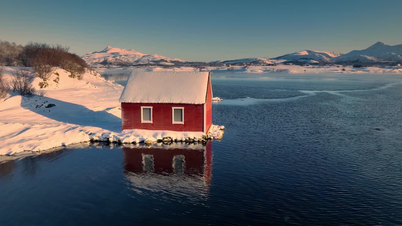 斯堪的纳维亚别墅在北欧的大海，罗浮敦群岛海景中的罗浮布钓鱼别墅，挪威视频下载