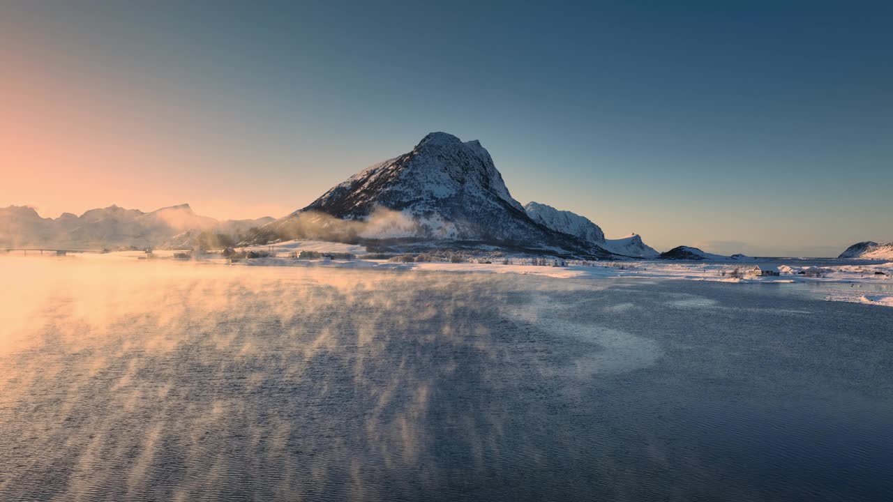 斯堪的纳维亚罗弗敦群岛的极地景观，雾笼罩着挪威的岩石海岸视频下载