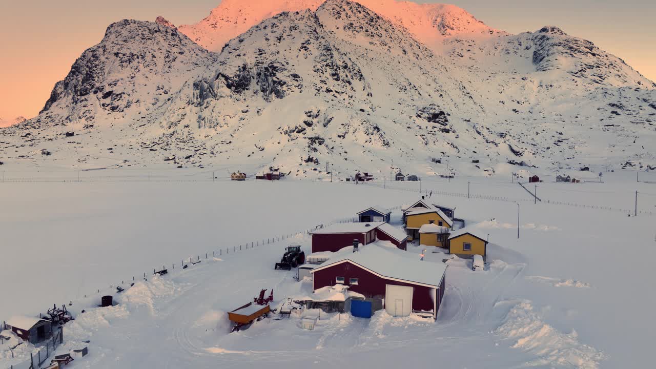 挪威罗弗敦群岛的自然景观。山上的滑雪胜地视频下载