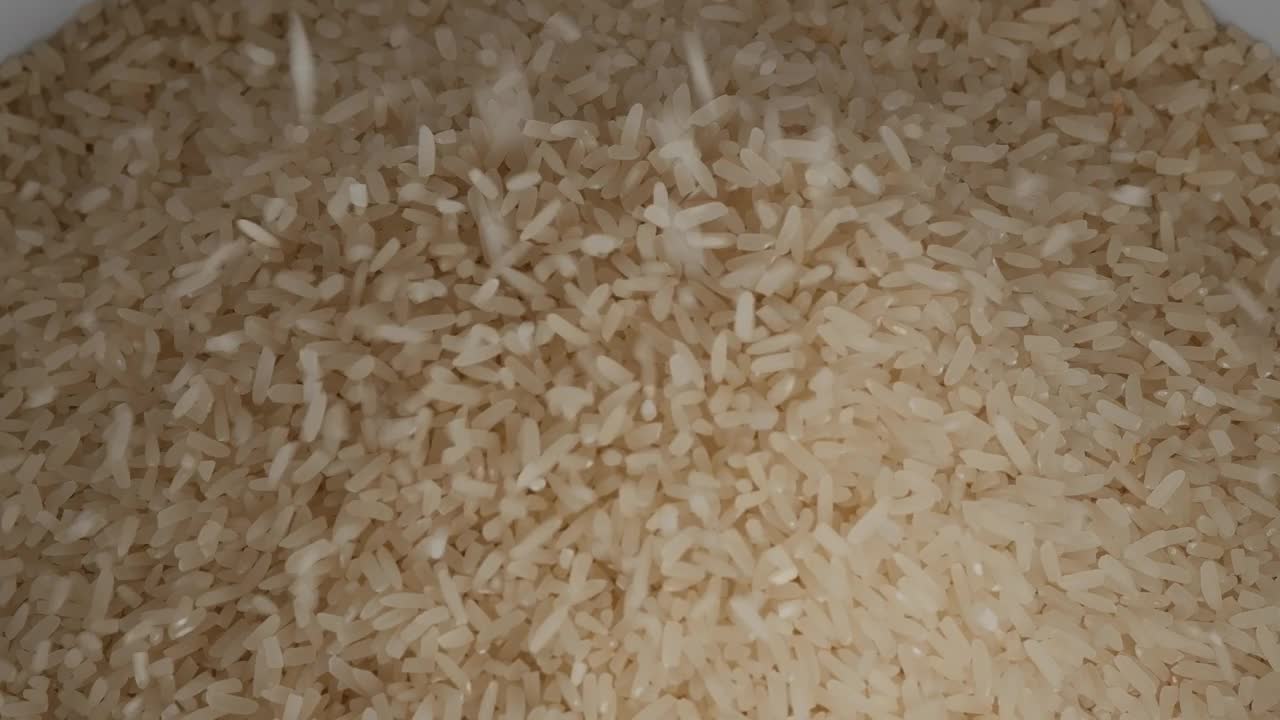 从碾米机流出的大米。视频下载
