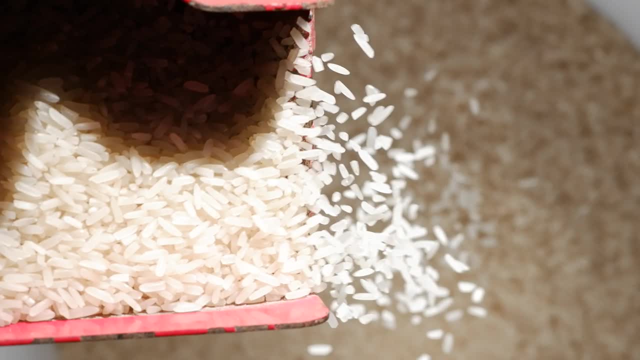 从碾米机流出的大米。视频下载
