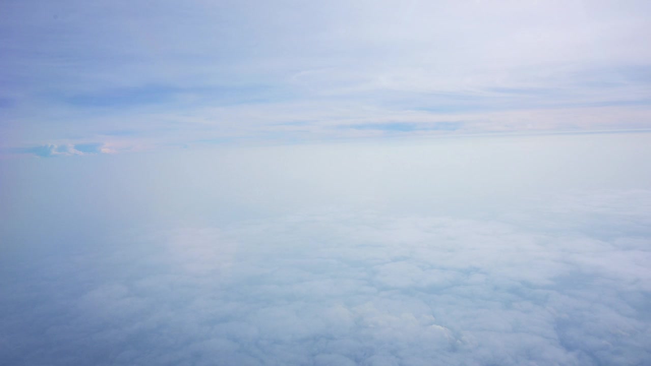 美丽的风景蓝天白云，飞机视野视频下载