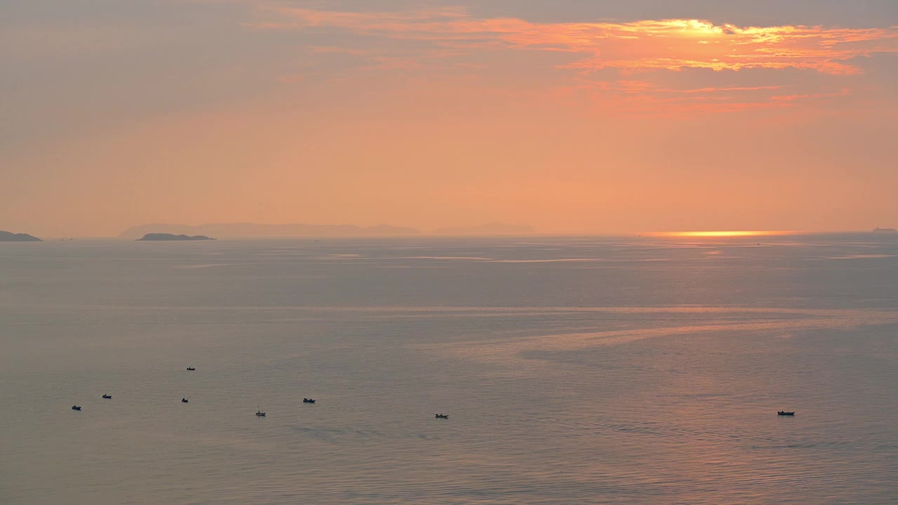 景观海景与傍晚的金色日落，自然背景视频下载