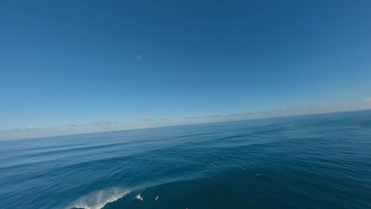 在盛夏炎热潮湿的一天里，一个年轻而熟练的男子在夏威夷海岸的一个巨大而高的海浪上冲浪的电影般的快速移动视频。视频下载