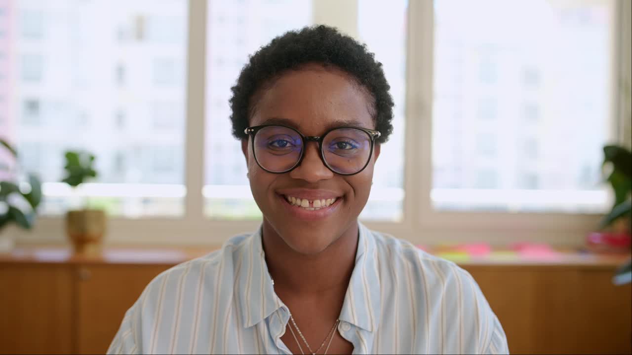 年轻有魅力的非裔美国女办公室职员的肖像视频下载