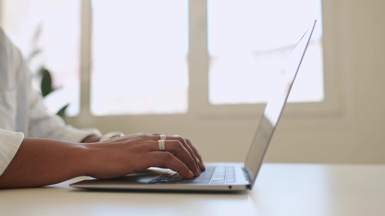 非裔美国女性使用笔记本电脑的剪辑照片视频下载