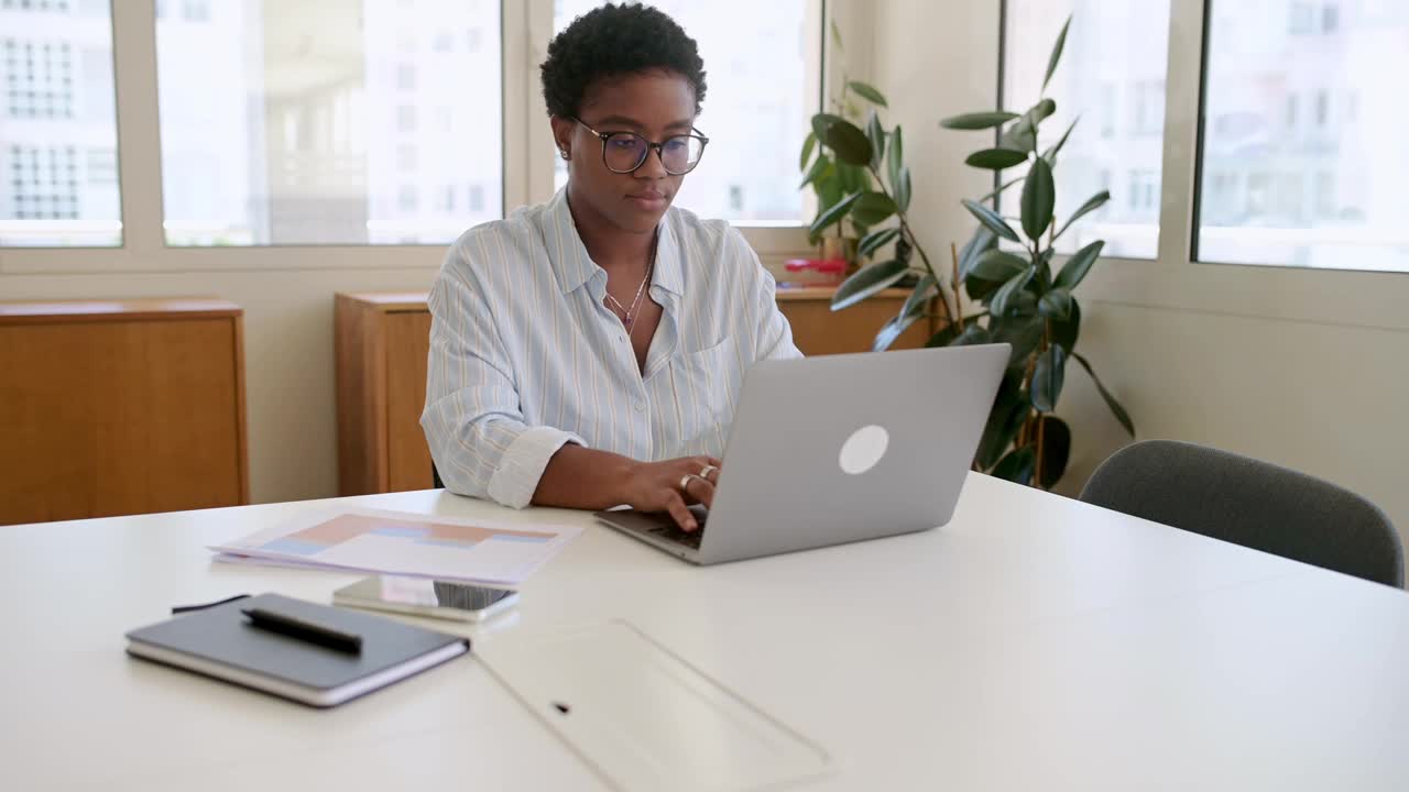 非裔美国女商人使用笔记本电脑的侧视图视频下载