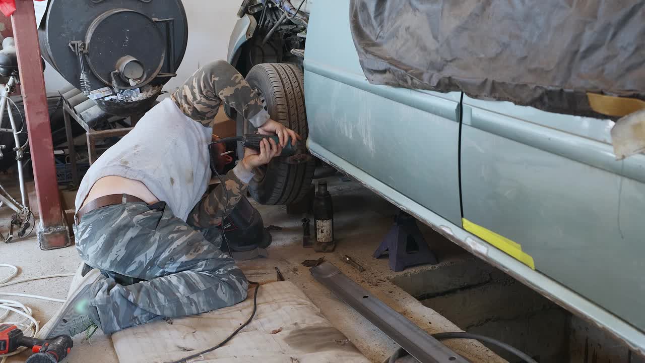 机械师用磨床除去汽车上的锈。视频下载