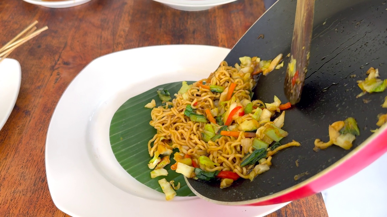 美味的香蕉叶炒面配上鸡肉和蔬菜，是巴厘岛的传统午餐视频下载