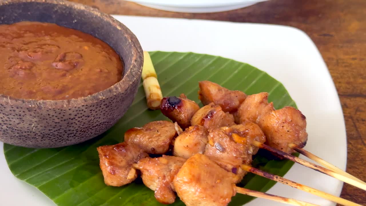 美味的鸡肉沙茶条和香蕉叶炒面，是巴厘岛的传统午餐视频下载