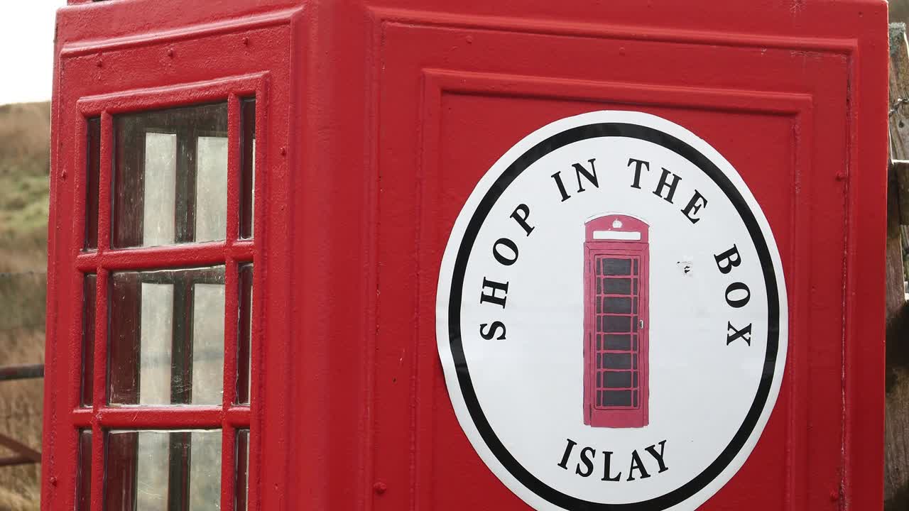 英国苏格兰艾莱岛的一个电话亭里的小商店。视频下载