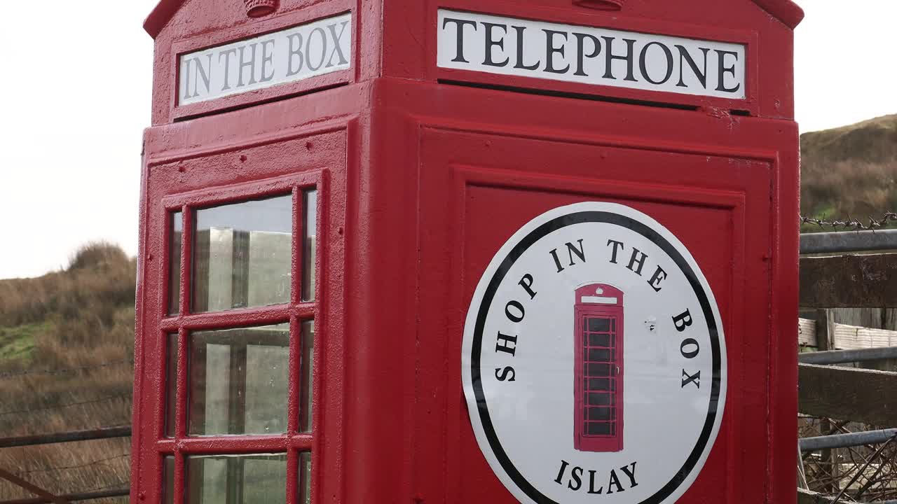 英国苏格兰艾莱岛的一个电话亭里的小商店。视频下载