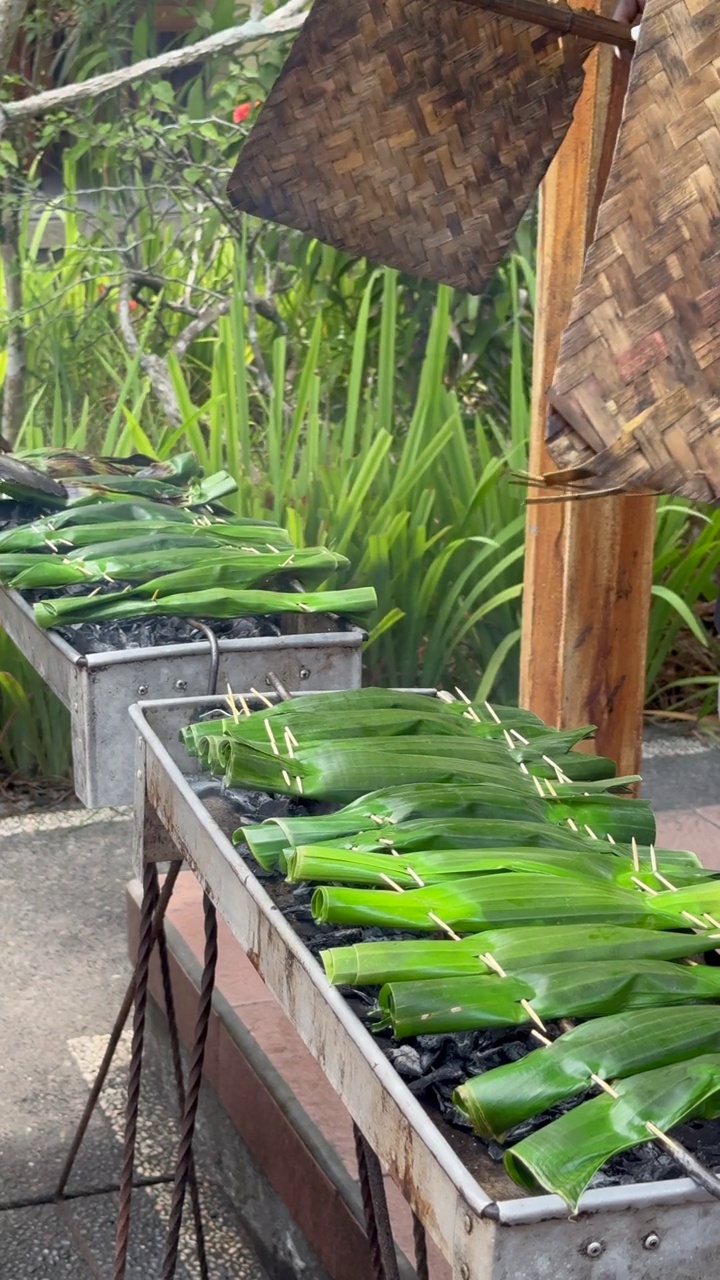 传统的巴厘岛料理，用香蕉叶在炭火上蒸金枪鱼视频下载