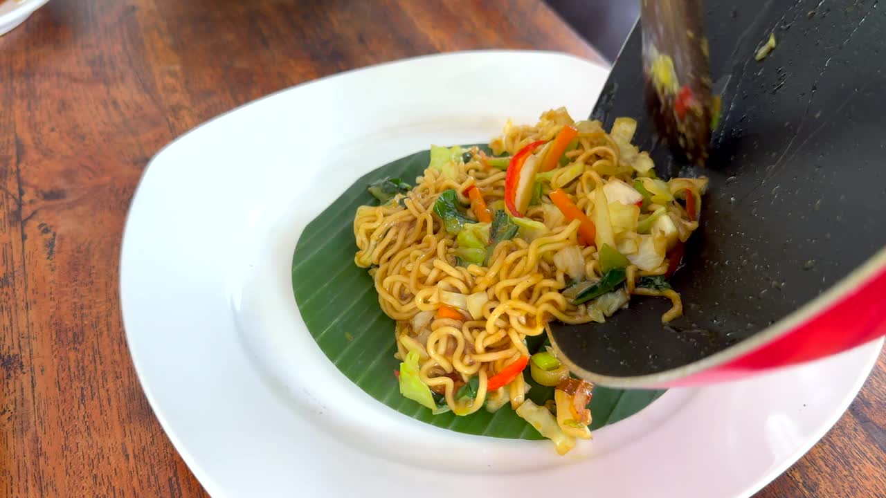 美味的香蕉叶炒面配上鸡肉和蔬菜，是巴厘岛的传统午餐视频下载