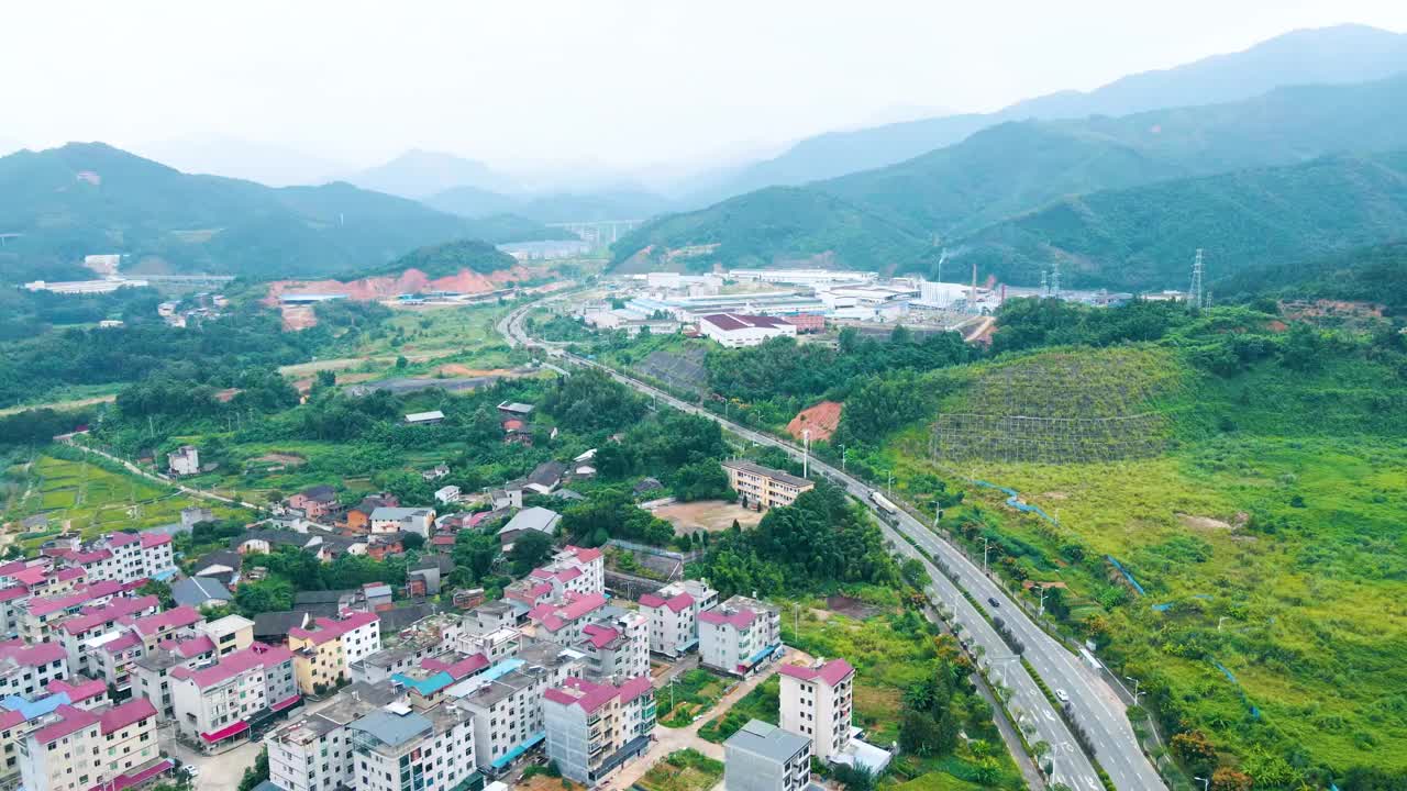中国山区的乡镇视频下载