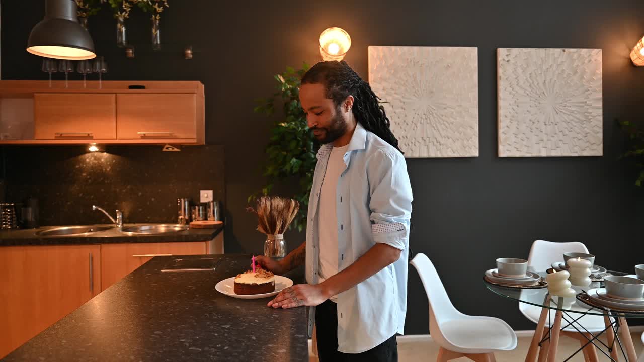 不同种族的夫妇在家里庆祝生日，在生日蛋糕上吹蜡烛视频下载