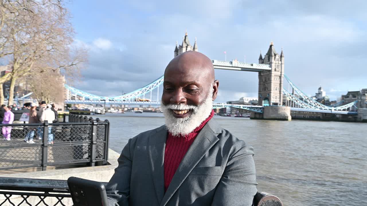 资深非洲裔商务旅行者在伦敦著名的塔桥附近视频下载