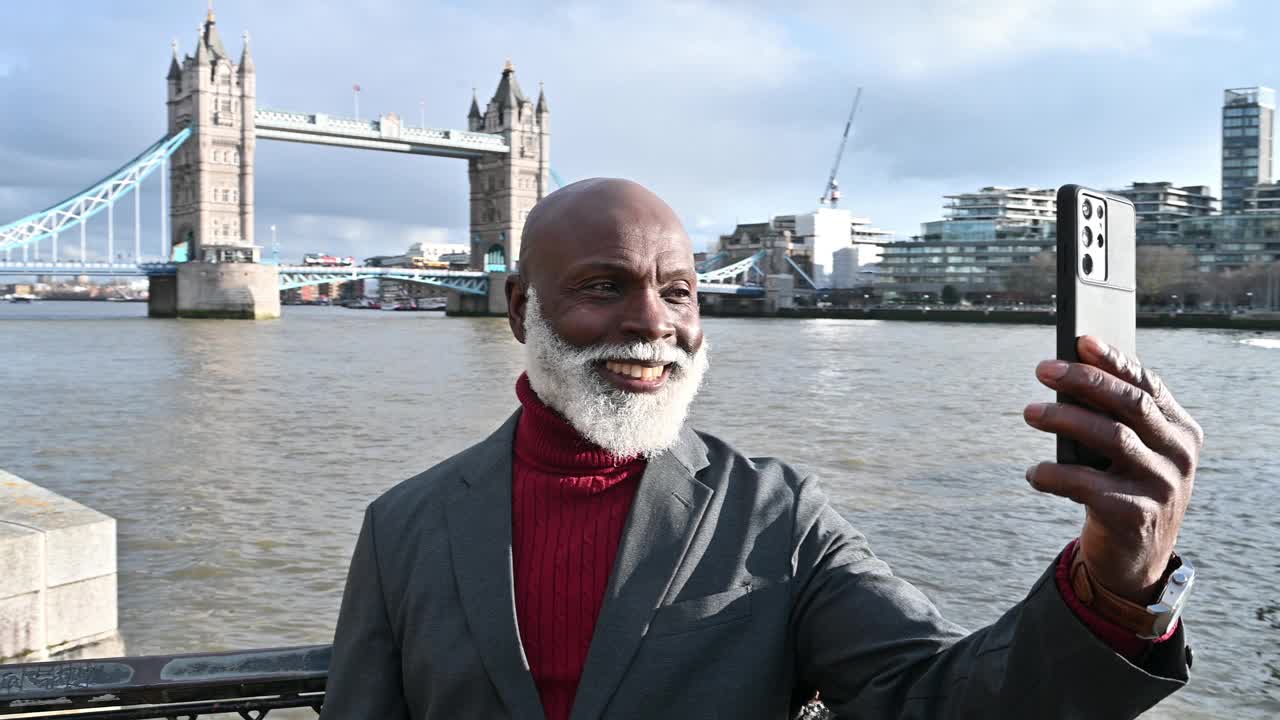 资深非洲裔商务旅行者在伦敦著名的塔桥附近视频下载