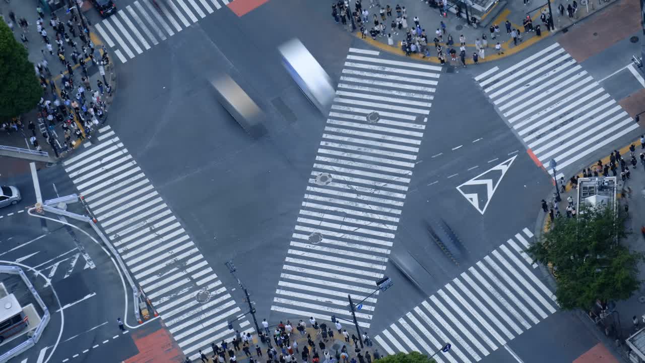 行人穿过市区十字路口的鸟瞰图。视频下载