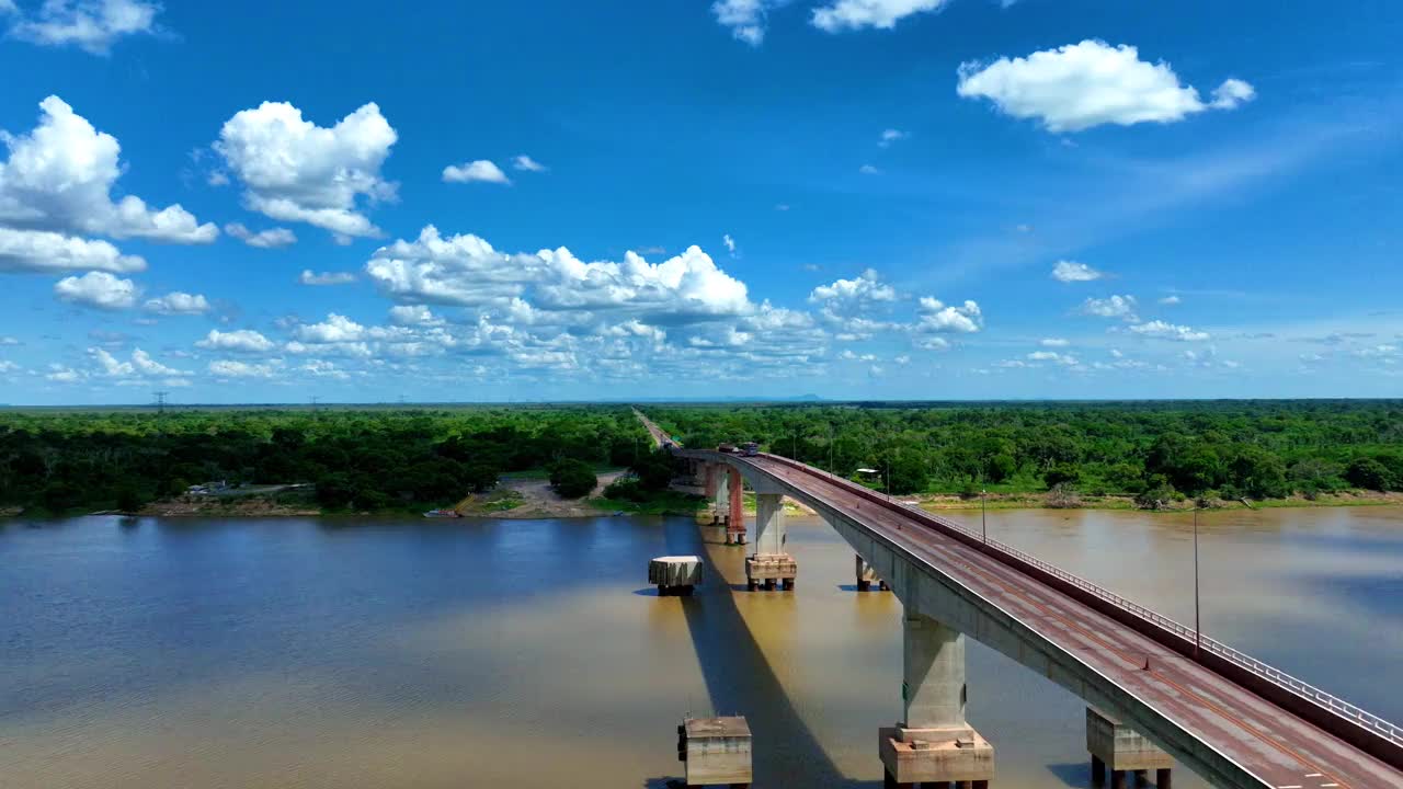 令人惊叹的无人机拍摄巴拉圭河和桥梁的视频，展示了晴朗蓝天下广阔的潘塔纳尔湿地。正在维修的桥梁增添了独特的情调。视频下载