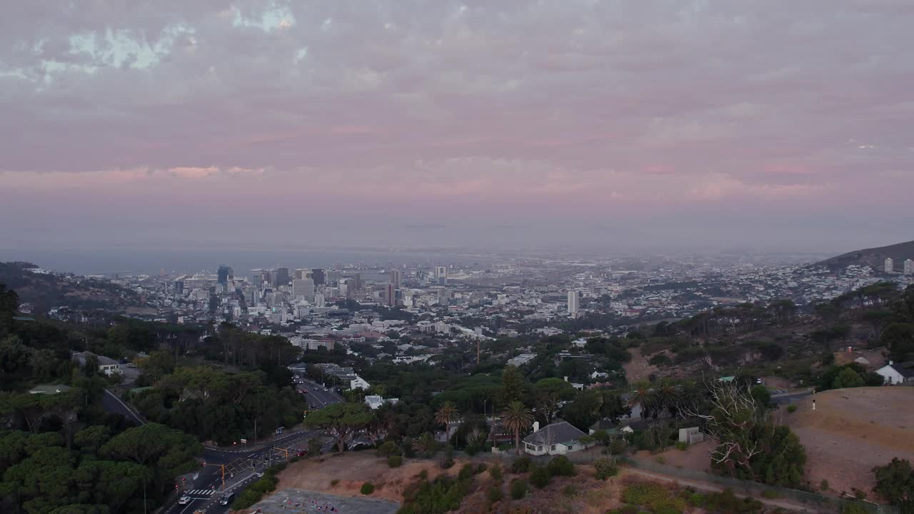 开普敦市中心的全景日落在南非。空中拍摄视频下载