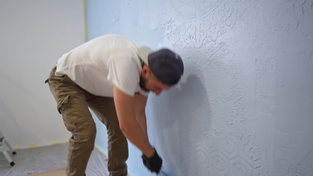 一个白人男子用浅蓝色的油漆在他的公寓里刷墙视频下载