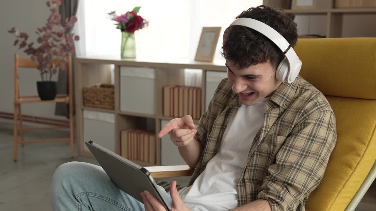 男白种人男性在家用数码平板电脑上网看电影视频视频下载