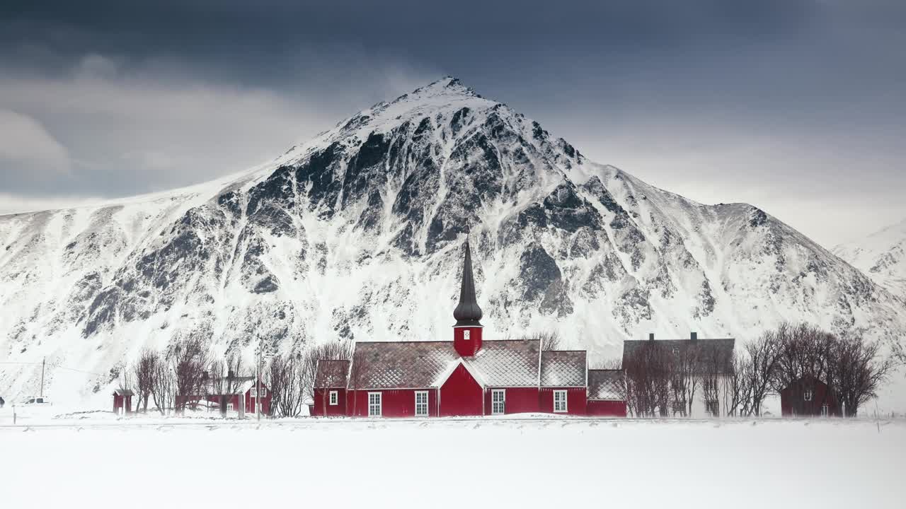 斯堪的纳维亚冬季全景自然景观，风景秀丽的山峰和古老的红教堂在Flakstad，罗弗敦群岛，挪威视频下载