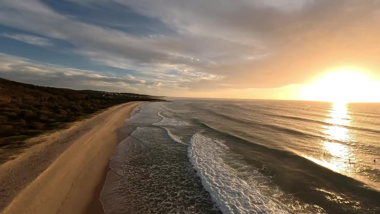 日出时沙滩上的鸟瞰图。视频下载