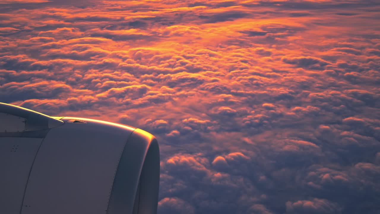 飞行与飞机在壮观的云景彩色云高空中天空4k视频视频下载