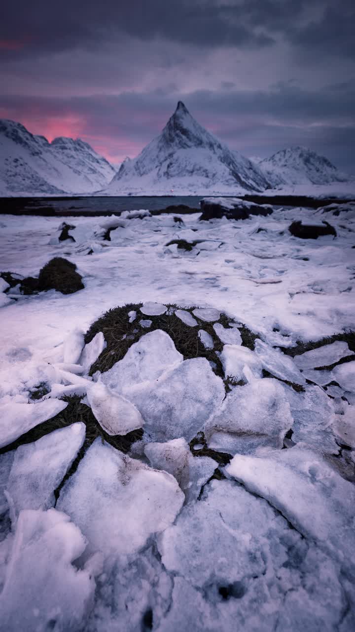 挪威罗弗敦群岛Fredvang山的极地北极冬季景观视频下载
