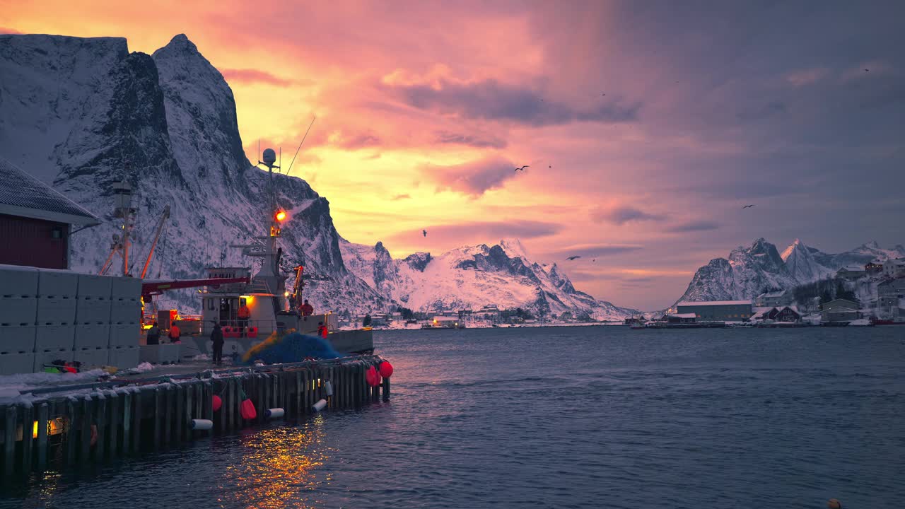 渔民准备渔船北港，罗弗敦群岛，挪威，欧洲，山脉和北极峡湾景观视频下载