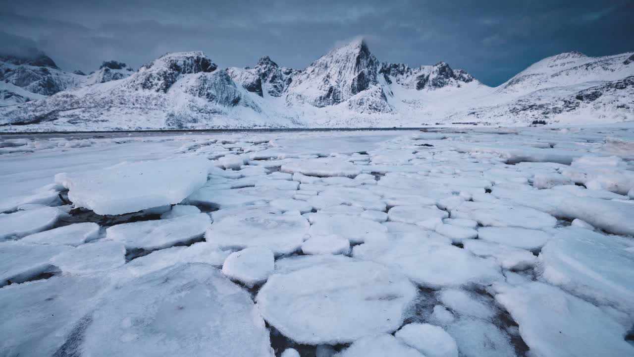 风景优美的冬季海景海和峡湾冻结岩石挪威海岸山脉山峰罗弗敦岛，挪威视频下载