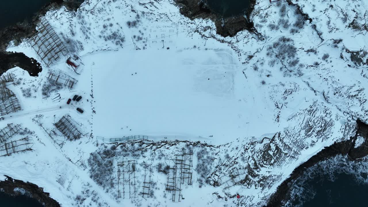 挪威罗弗敦群岛北欧峡湾雪景中壮观的亨宁斯维尔体育场冬季全景视频下载