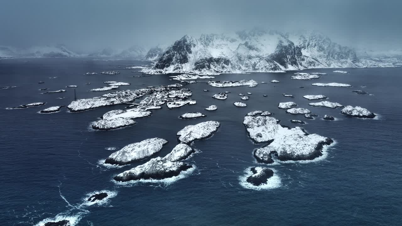 北欧峡湾罗弗敦群岛的全景冬季景观，挪威，海景和亨宁斯维尔体育场覆盖在雪视频下载
