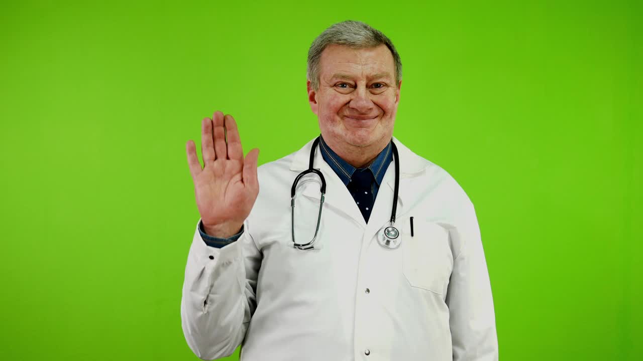 友好的资深医生挥手致意或告别的手势。视频下载