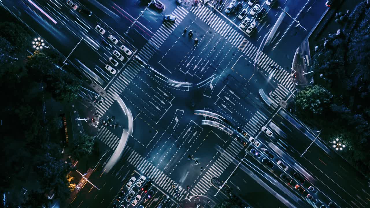 夜间十字路口和城市交通的T/L无人机视角视频下载