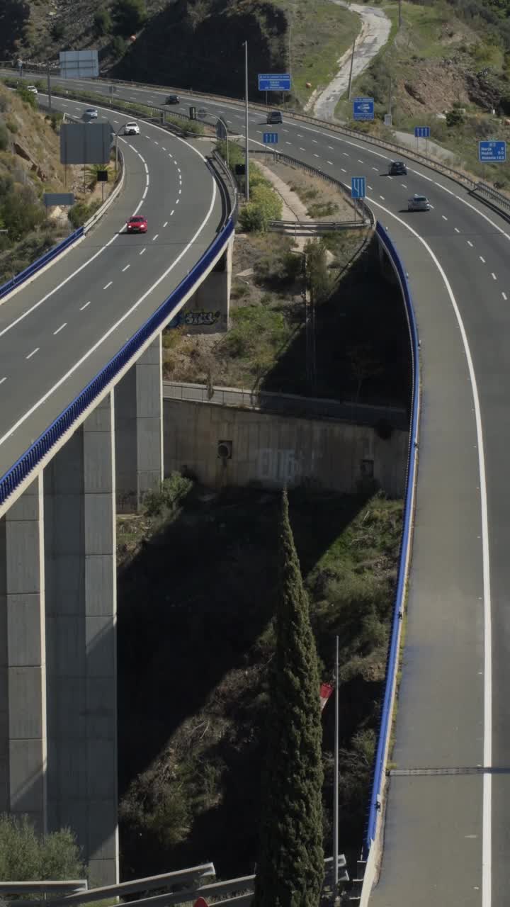 桥上的高速公路上有来往的汽车视频下载