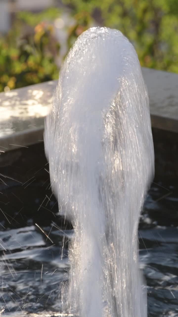 日落时喷泉里的喷水机视频下载