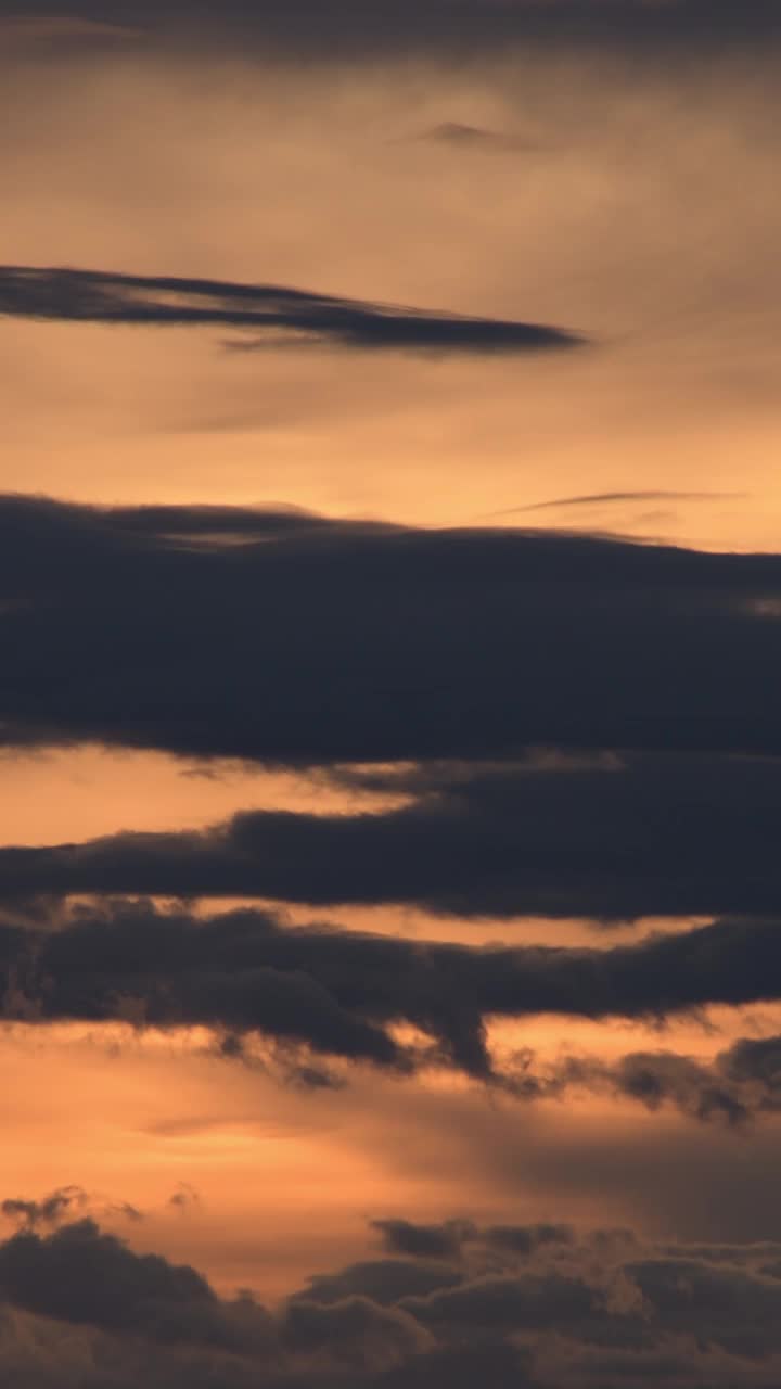 日落时天空中移动的云。4 k垂直视频素材