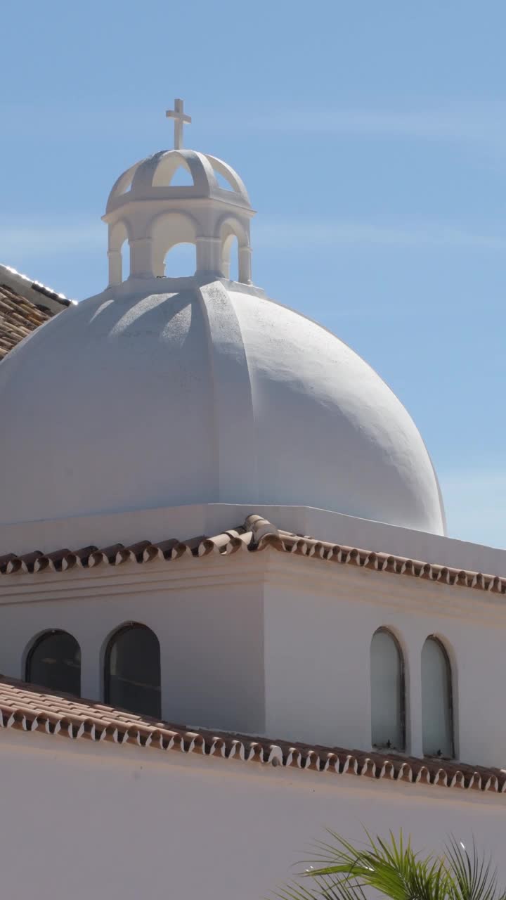 安达卢西亚风格的小教堂，圆顶刷成白色，4K垂直视频下载